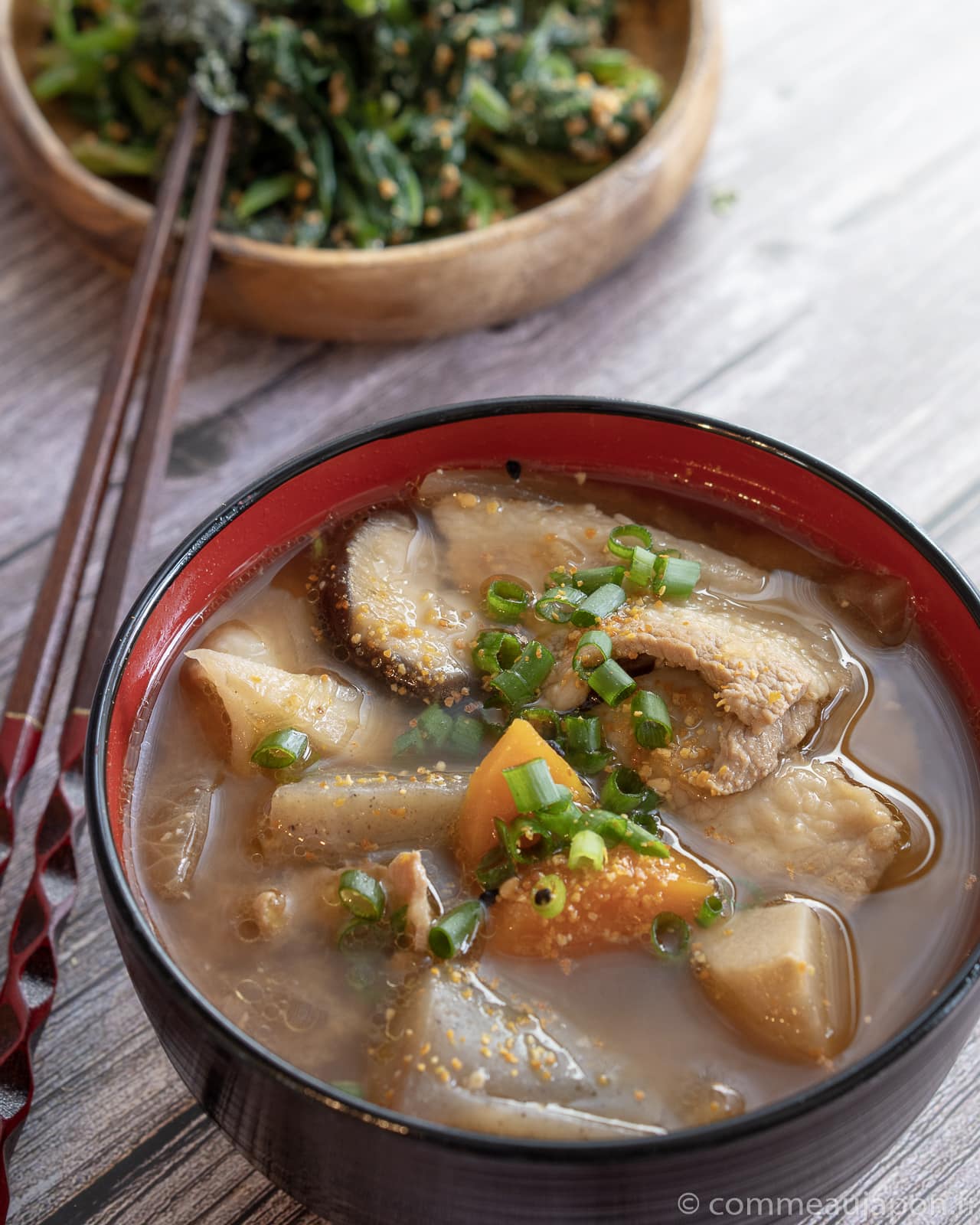 Recette japonaise : Tonjiru - Soupe miso au porc et légumes