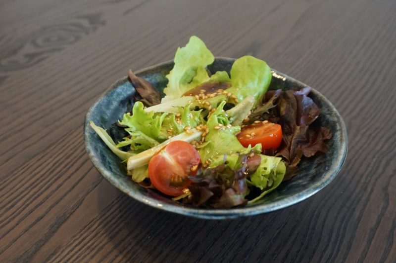 Salade avec sauce surée-salée au sésame