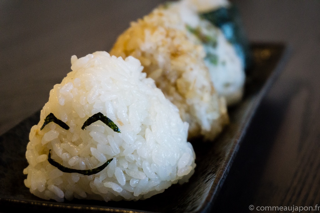 Ensemble De Restauration Rapide Japonaise Onigiri - Riz Avec Farce Moulé En  Forme De Triangle En Nori