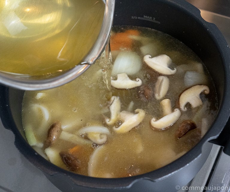 tonjiru etape recette 9 of 15 Tonjiru - Soupe miso au porc et légumes