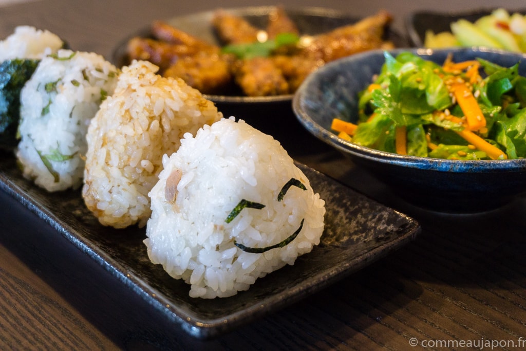 Ensemble De Restauration Rapide Japonaise Onigiri - Riz Avec Farce Moulé En  Forme De Triangle En Nori