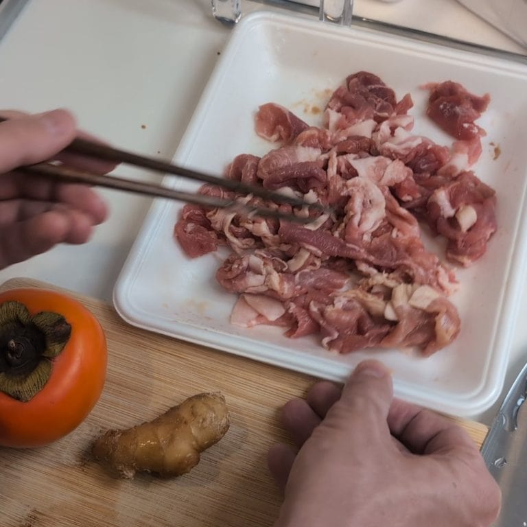 PXL 20241115 022032437 exported 44692 Porc et kaki sautés au gingembre